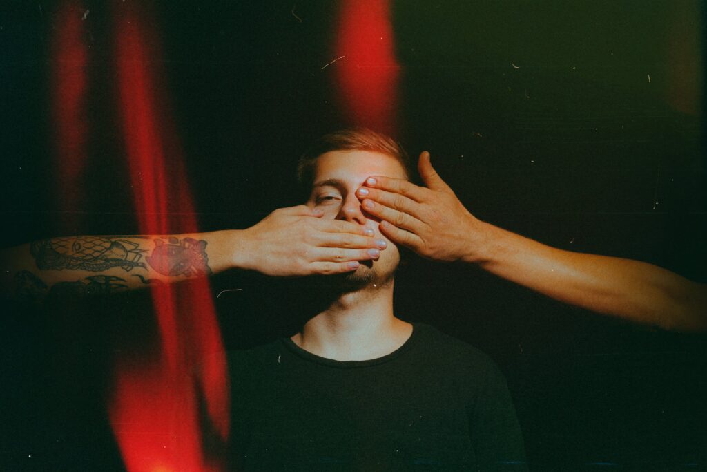 Emotional Manipulation: 18 Red Flags You’re Being Played
