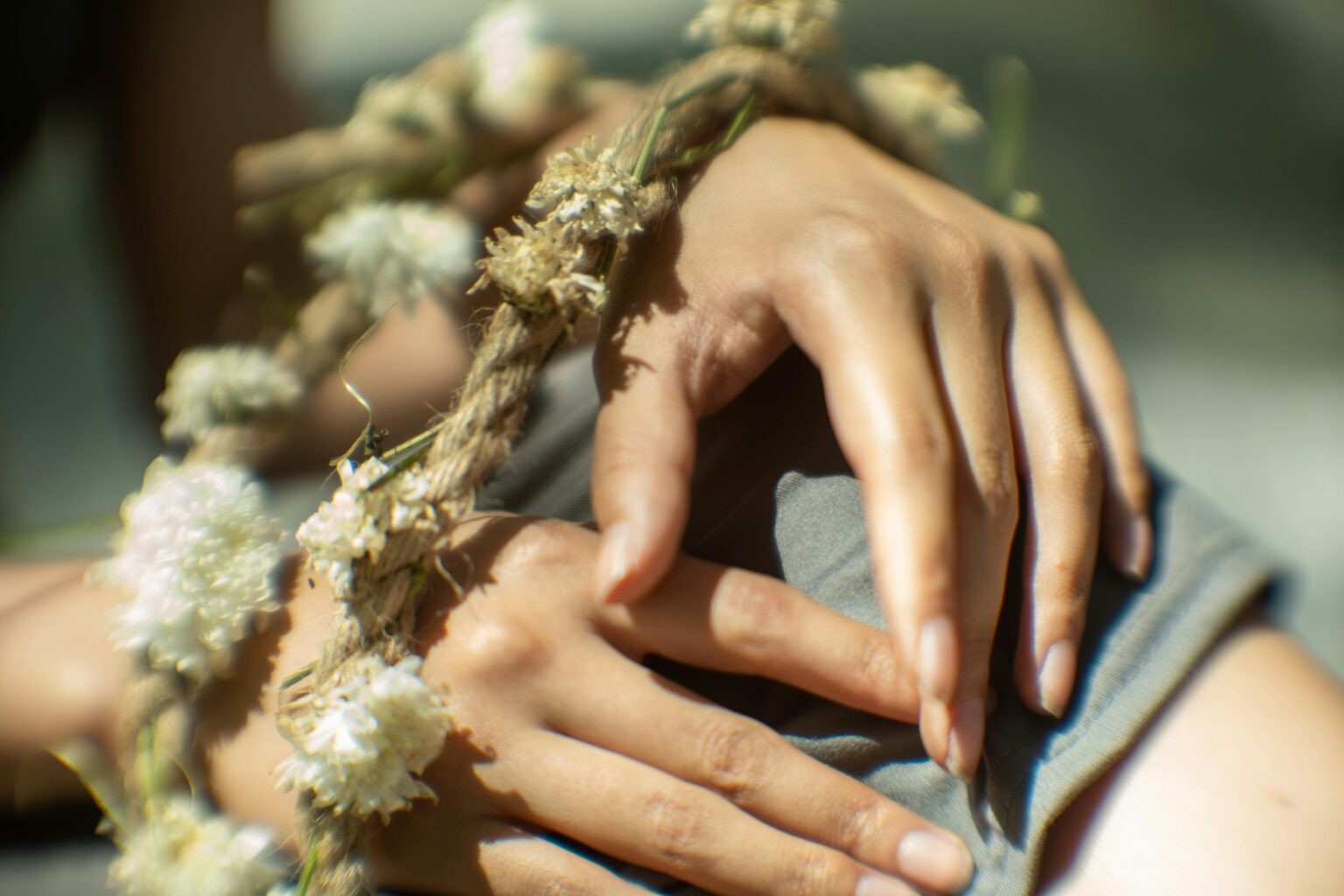 What Does Emotionally Unavailable Mean? 13 Signs & A Mini-Test to Find Out