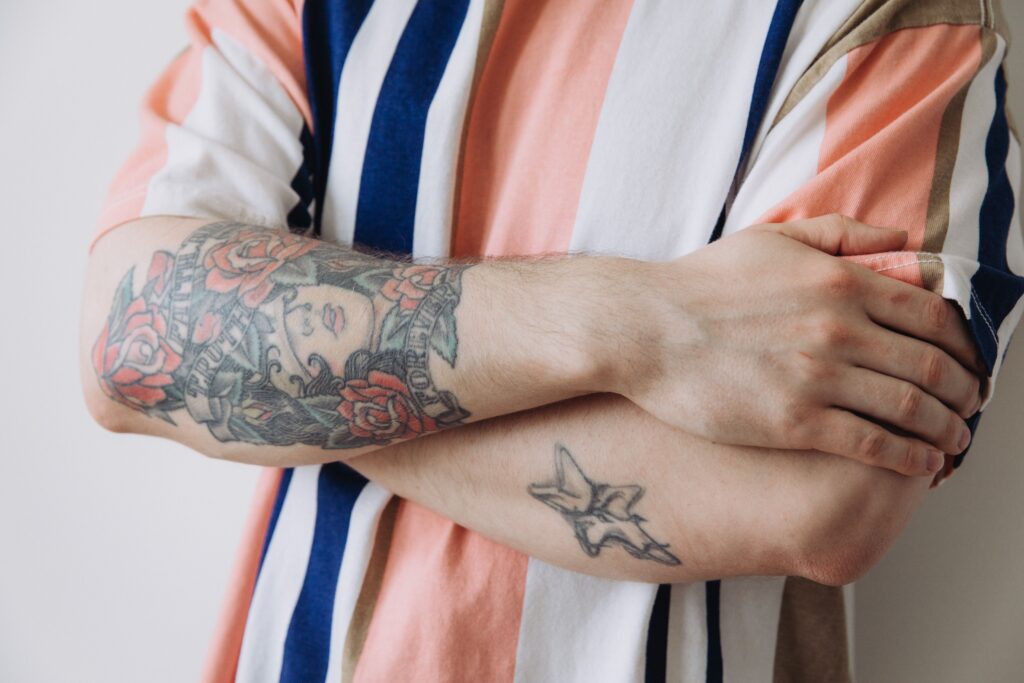 Crossing Arms in Love: Red Flag or Just Body Language?