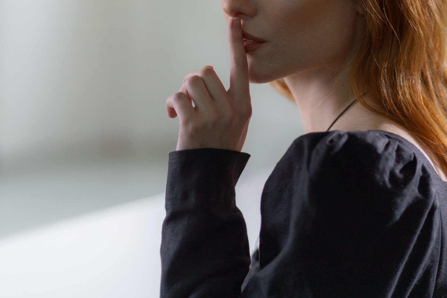 11 Red Flags in Women: Subtle Signs Therapists Say to Watch For