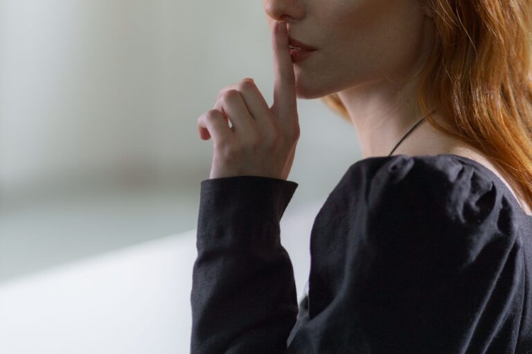 11 Red Flags in Women: Subtle Signs Therapists Say to Watch For