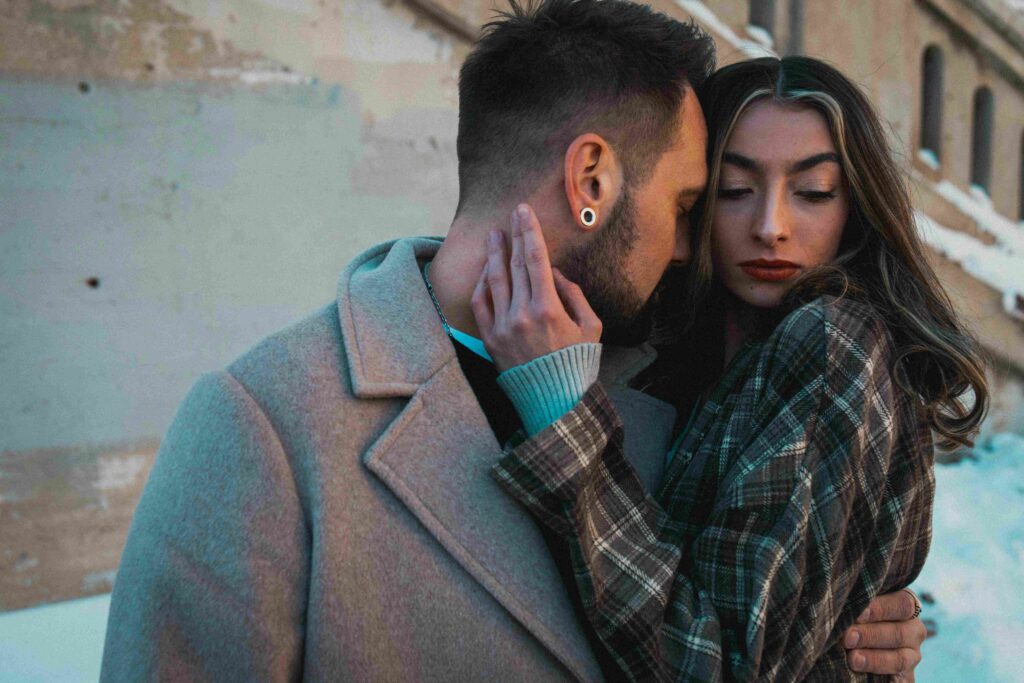 Clingy Boyfriend: 7 Red Flags & How to Set Healthy Boundaries An upset woman and a worried man dealing with a clingy boyfriend dynamic.